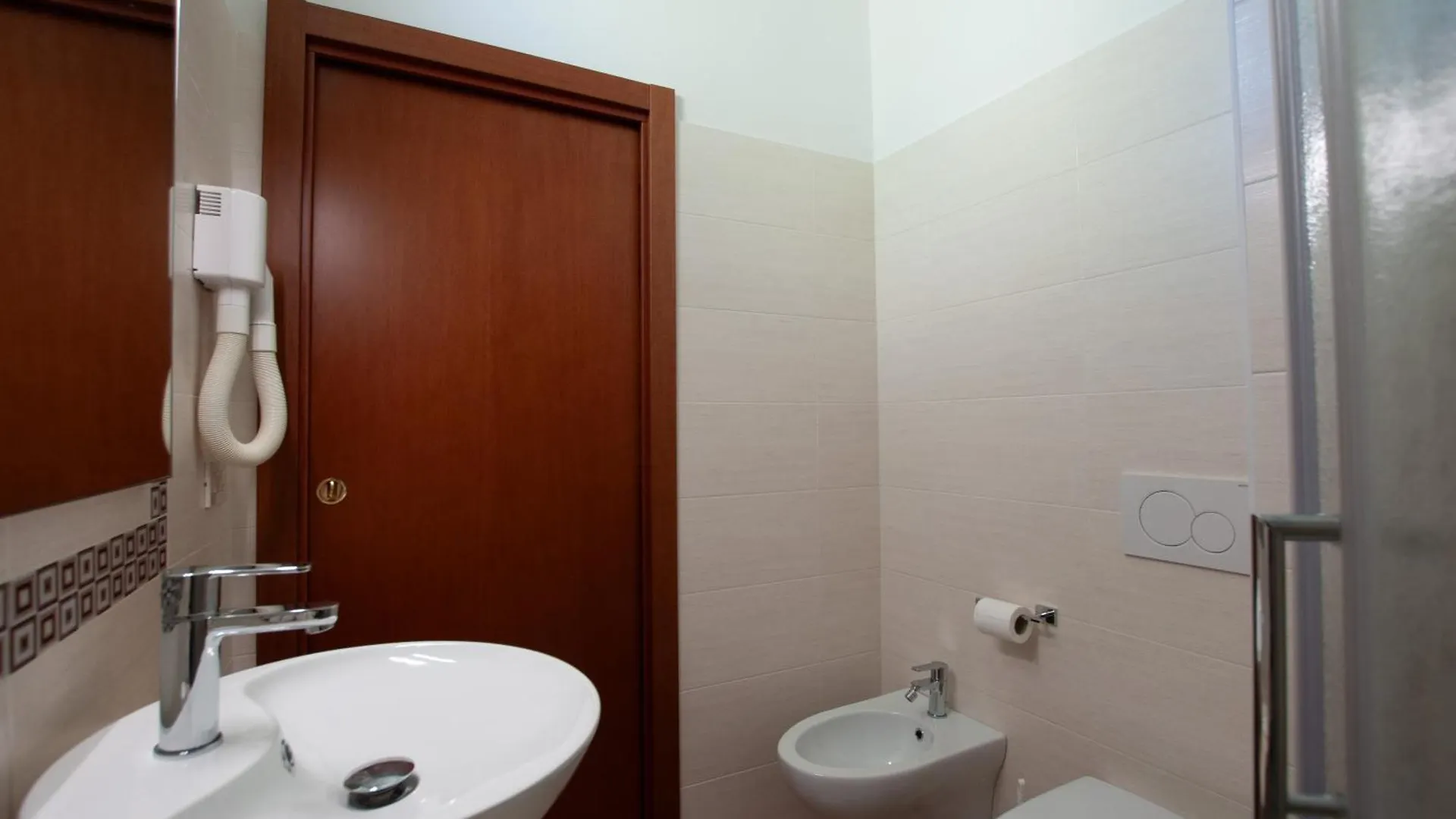 Hotel De La Ville 里米尼 3*,